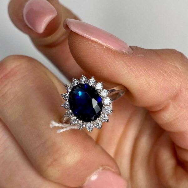 anello royal in argento con zirconi bianchi e centrale ovale blu zaffiro