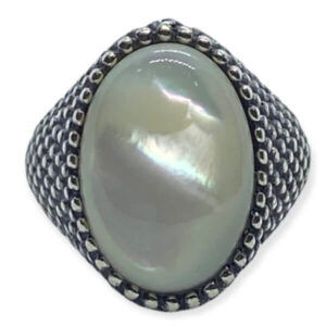 anello chevalier ovale in argento con madreperla centrale